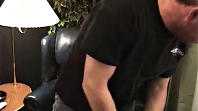 Давид снова приходит к зрелой любовнице за разрядкой