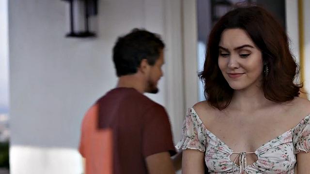 зрелые жёны выбирают любовников на жаркой вечеринке свингеров у бассейна