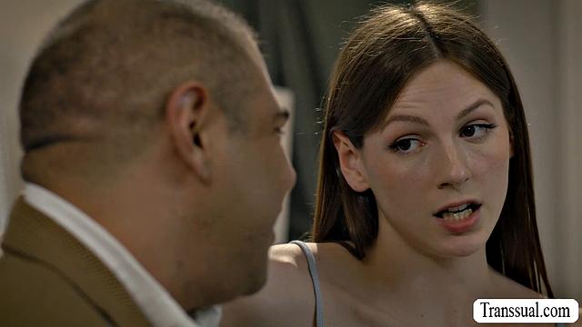 Транссексуалка с рыжими волосами трахается с татуированным качком в костюме, глубокий минет и жесткий анальный секс в миссионерской и раком, Draven Navarro и Amanda Riley.