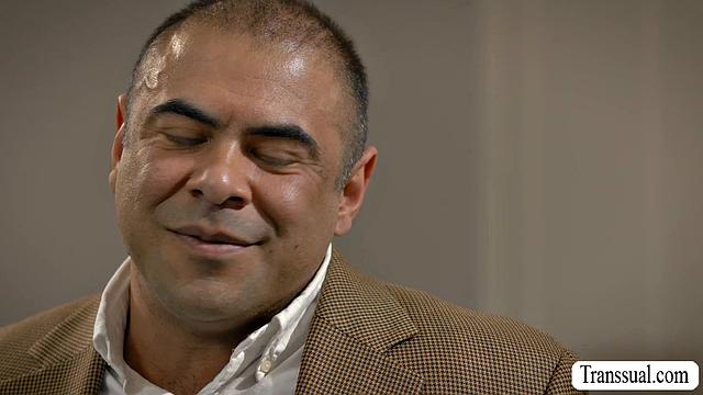 Транссексуалка с рыжими волосами трахается с татуированным качком в костюме, глубокий минет и жесткий анальный секс в миссионерской и раком, Draven Navarro и Amanda Riley.