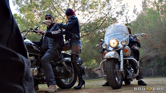 Две татуированные немки трахаются с новым членом байкерской банды в баре.