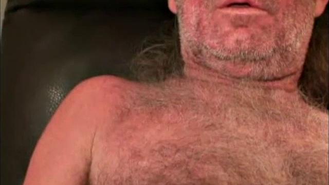 Майк дрочит зрелого парня и ловит горячий финиш на камеру в гей-встрече второй раз подряд.