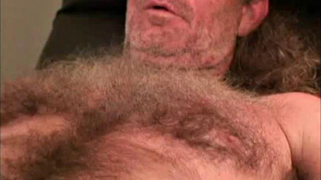 Майк дрочит зрелого парня и ловит горячий финиш на камеру в гей-встрече второй раз подряд.