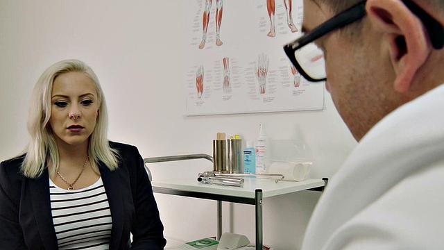 доктор возбуждает зрелую медсестру до оргазма