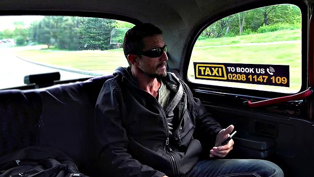 томми ганн устраивает фанатке головокружительный секс на заднем сиденье такси