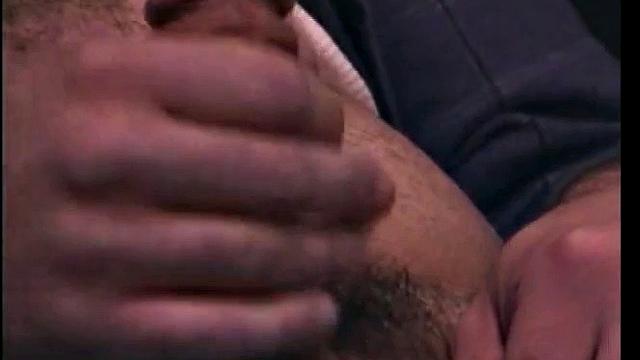 Качок Скотт дрочит, а болельщики завидуют молча