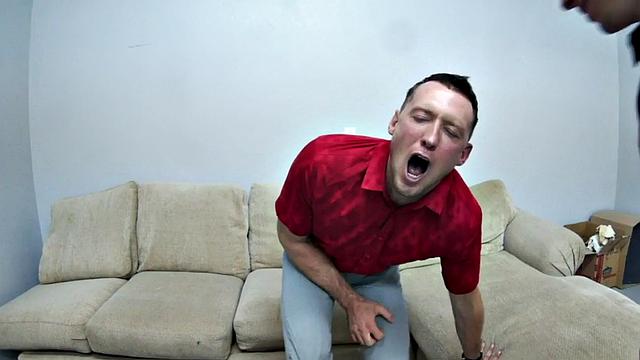 качок дрочит после жёстких ударов по яйцам с парнем