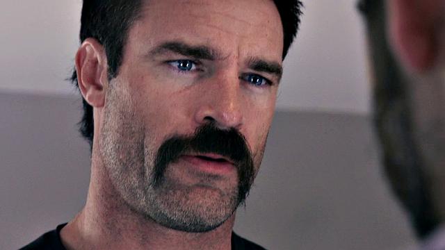 жена кайфует от массажа и двойного проникновения