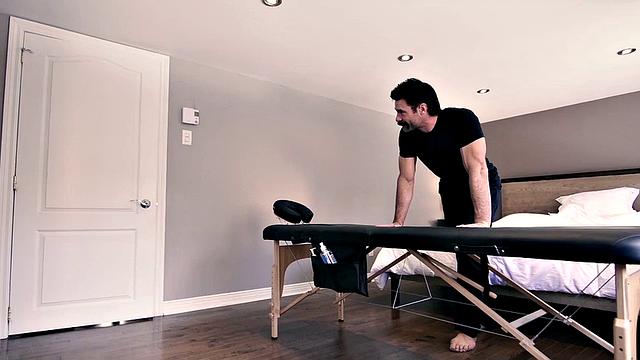 жена кайфует от массажа и двойного проникновения