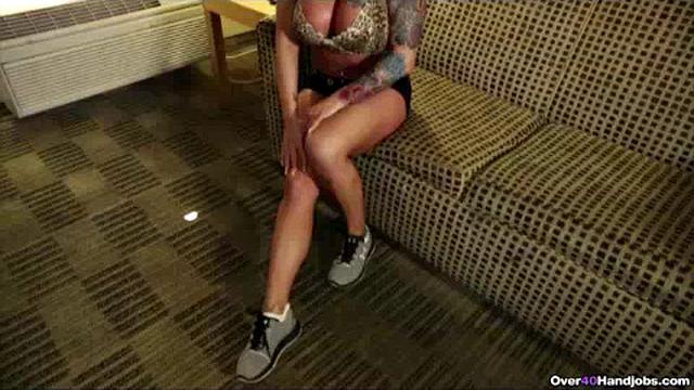 Взрослая Асхтон Блейк дрочит в спа и облизывает сперму с ладони.