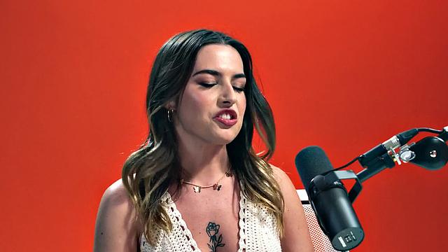 забавная подруга мастурбирует с игрушкой, как будто кастинг прошла