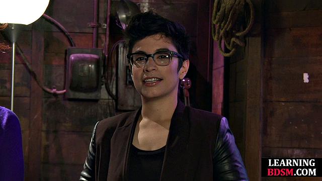 Смотри, как опытная лесбиянка жестко играет с подругой и трахает её игрушкой в бдсм стиле.