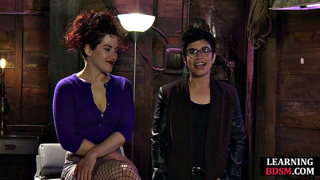 Смотри, как опытная лесбиянка жестко играет с подругой и трахает её игрушкой в бдсм стиле.