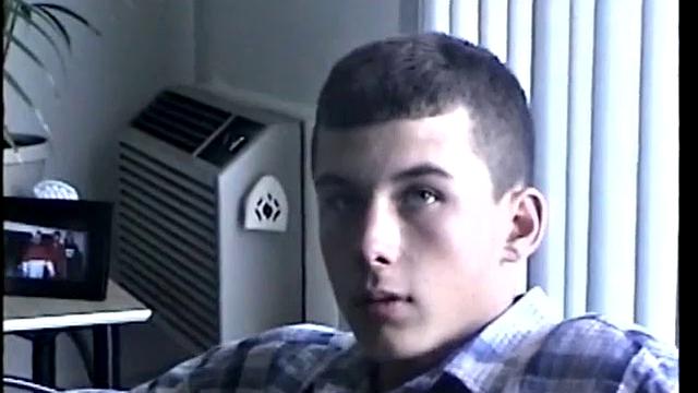 Бостонский натурал решил попробовать гей-дрочку на камеру, потому что с девушками скучно.