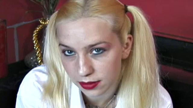 Блондинку в чулках жестко связывают и мучают током