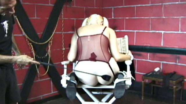 Блондинку в чулках жестко связывают и мучают током