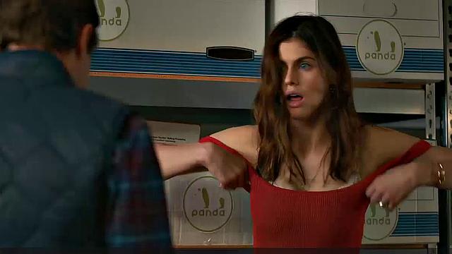 Александра Даддарио сбрасывает белье и забывает про съёмочную группу