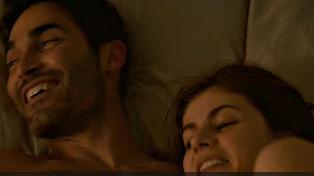 Александра Даддарио сбрасывает белье и забывает про съёмочную группу