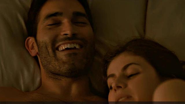 Александра Даддарио сбрасывает белье и забывает про съёмочную группу