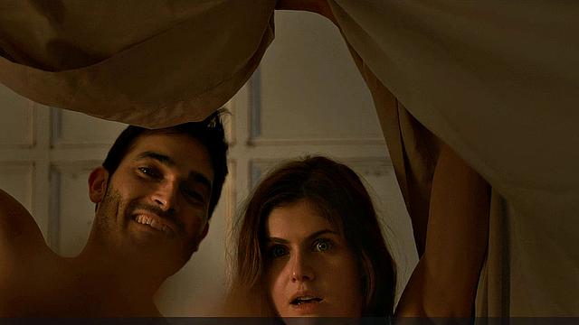 Александра Даддарио сбрасывает белье и забывает про съёмочную группу