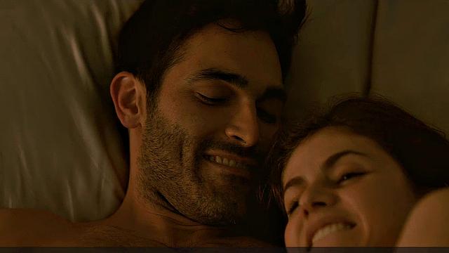 Александра Даддарио сбрасывает белье и забывает про съёмочную группу