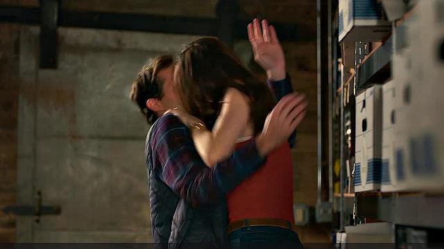 Александра Даддарио сбрасывает белье и забывает про съёмочную группу