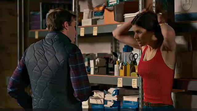 Александра Даддарио сбрасывает белье и забывает про съёмочную группу