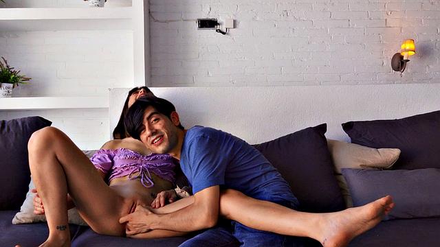 Джорди тянется за попкорном, а там уже киска Сильвии ждёт лакомства