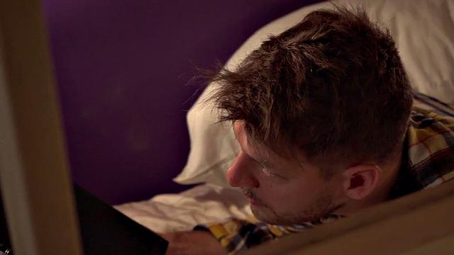 Горячие девчонки в хостеле лижут киски и получают жёсткую тройку