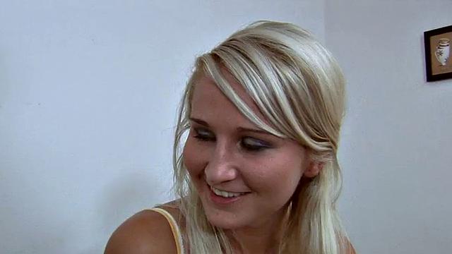 две доминантные дамы трахают сисси страпоном