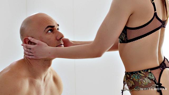 Сибил в кружевном белье: Кристиан грубо трахает и кончает ей в рот после страстных ласк и бондажа.