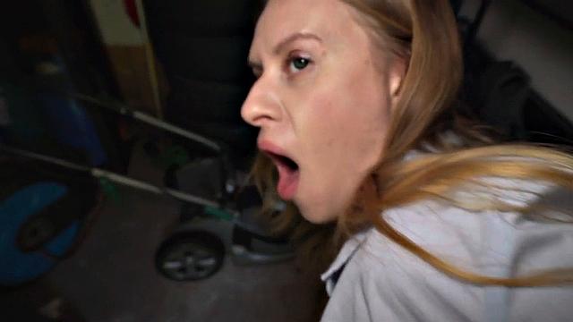 смотри, как большая жопа получает по заднице в догги pov