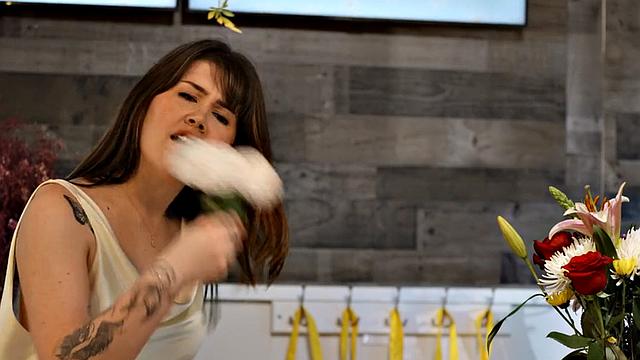 Татуированная транcсексуалка с большими сиськами в тройке