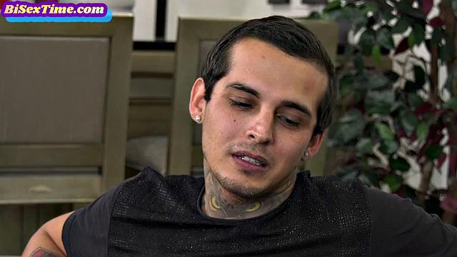 Би свингеры и раскрепощённая единорожка вытворяют тройничок на камеру.