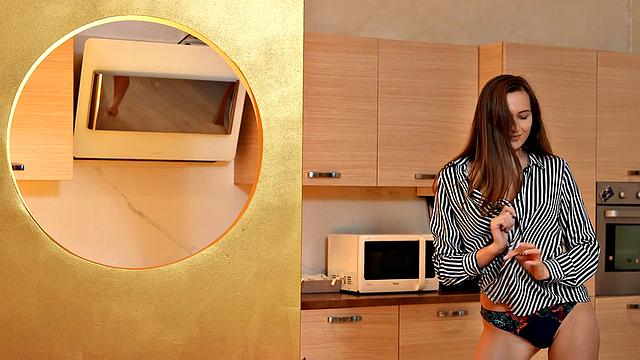 Сняла трусы, засунула пальчики - диван чуть не покраснел