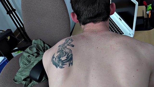 чёрный топ жестко трахает белого парня pov