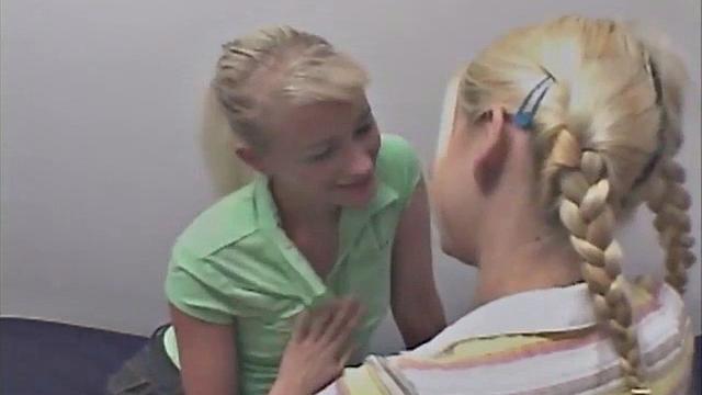 Блондинки-близняшки с жадностью лижут тугую киску втроём