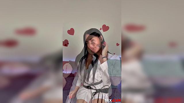 секретарша-брюнетка соблазняет в мягкой эротике