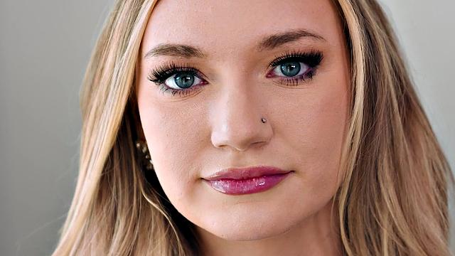 элегантная жена скачет на члене и раскрывает свои желания