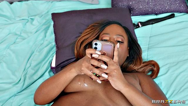 Разбила сердце, а заодно и зад - Kaiya Rose утешается после разрыва с соседом по квартире.