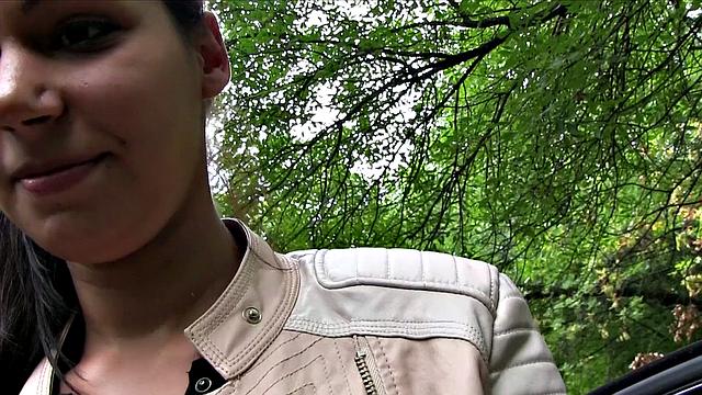 брюнетка притворяется потерянной и отдается незнакомцу с огромным членом прямо в машине