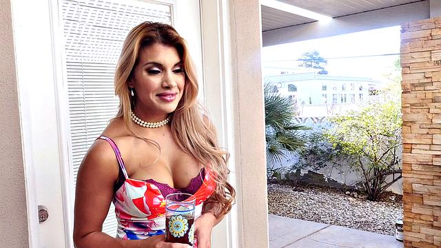 соседка milf с аппетитной жопой скачет на толстом члене