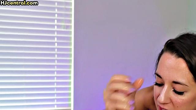 дикая брюнетка дрочит член и стонет в pov как бешеная