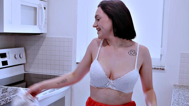 гикша грейси мечтает о спайдермене и дрочит на кухне