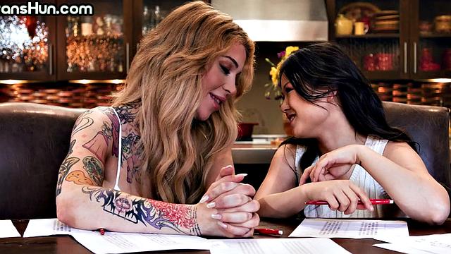 татуированная транса жарит азиатку раком