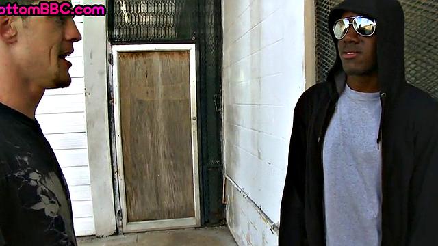 Black amateur bottom picked up and fucked outdoors