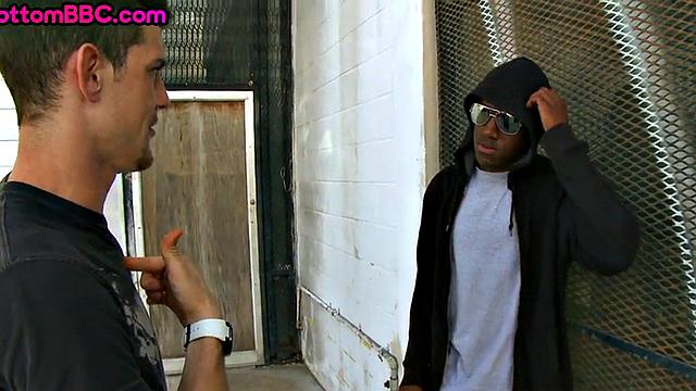 Black amateur bottom picked up and fucked outdoors