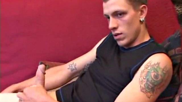 Шейн срывает напряжение грубой дрочкой на камеру