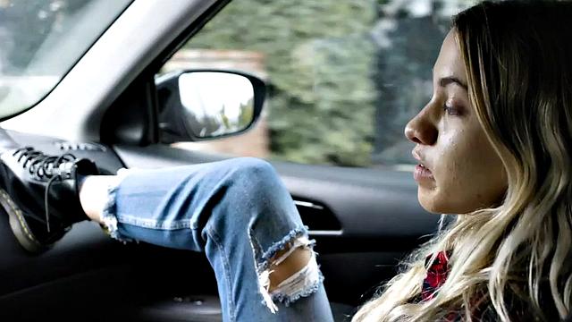 Lez 21yo seduces bigbooty lesbo b4 making her pussy wet