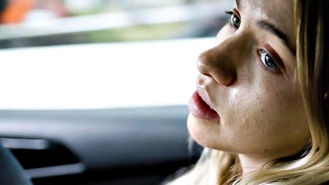 Lez 21yo seduces bigbooty lesbo b4 making her pussy wet